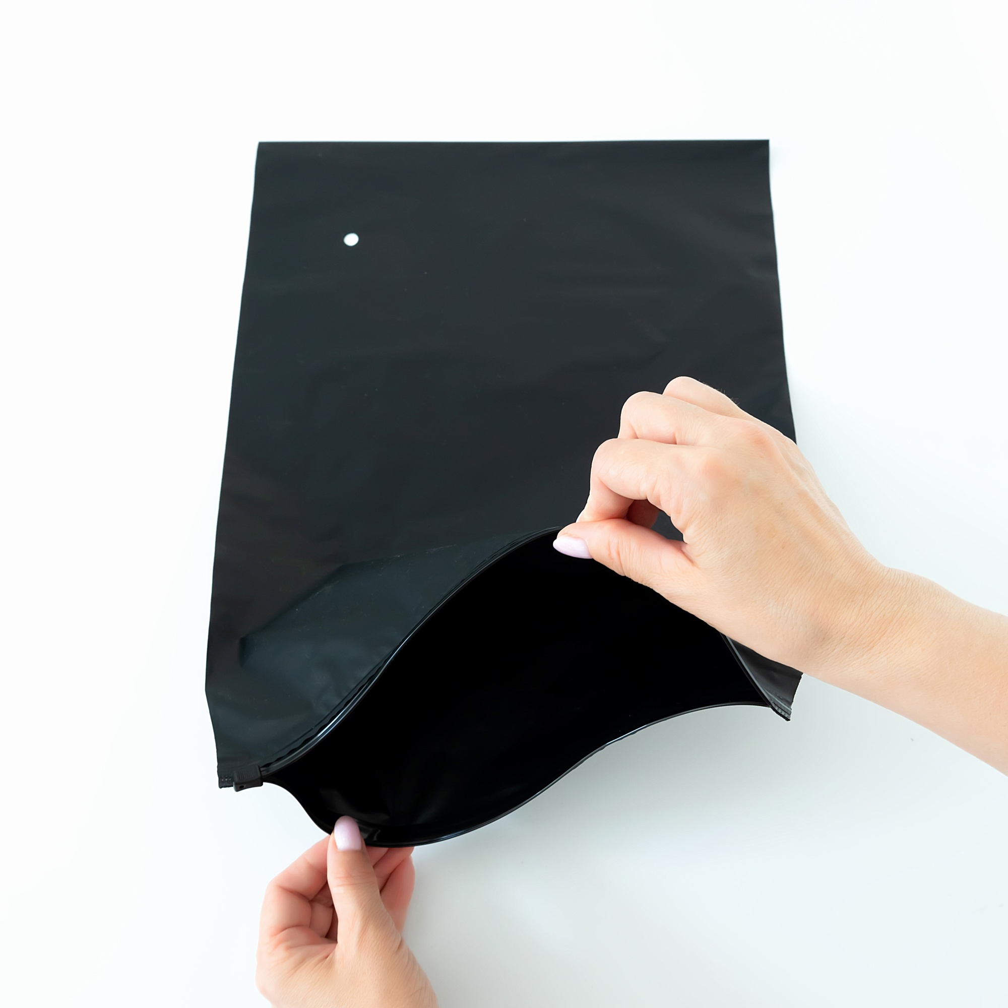 Пакет Zip-lock с бегунком черный оптом от ООО "ТехПроизводство" | Качественная упаковка по доступным ценам